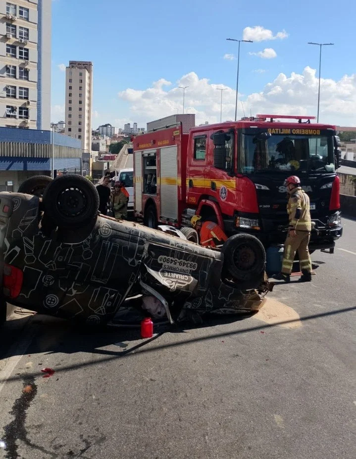 Caixa d’água cai de caminhão e causa acidente com moto e carro na Cristiano Machado