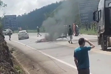 Motociclista morre após batida com carreta na BR-381 em João Monlevade