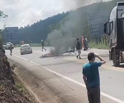 Motociclista morre após batida com carreta na BR-381 em João Monlevade
