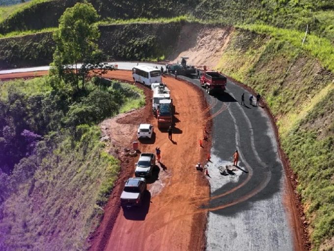 MG-030 tem faixa interditada para içamento de vigas entre BH e Nova Lima
