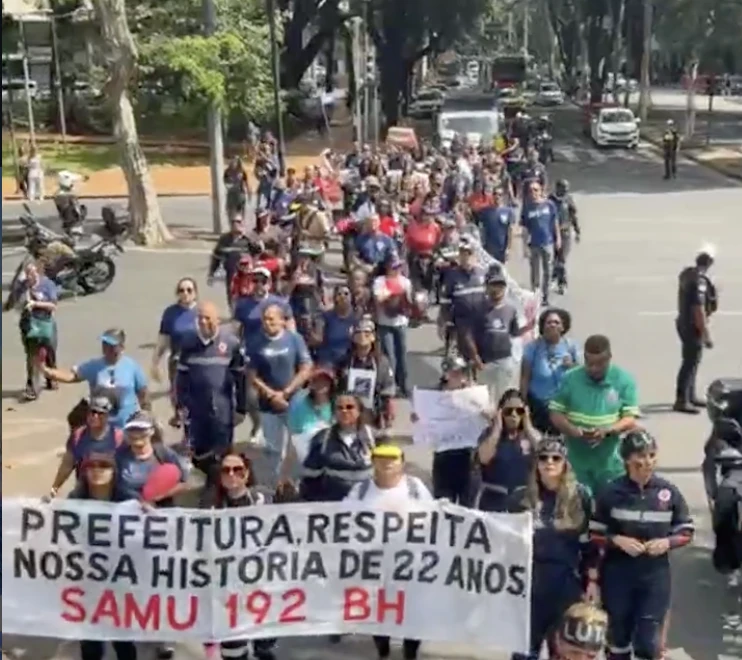 Servidores do Samu protestam em BH contra corte de técnicos