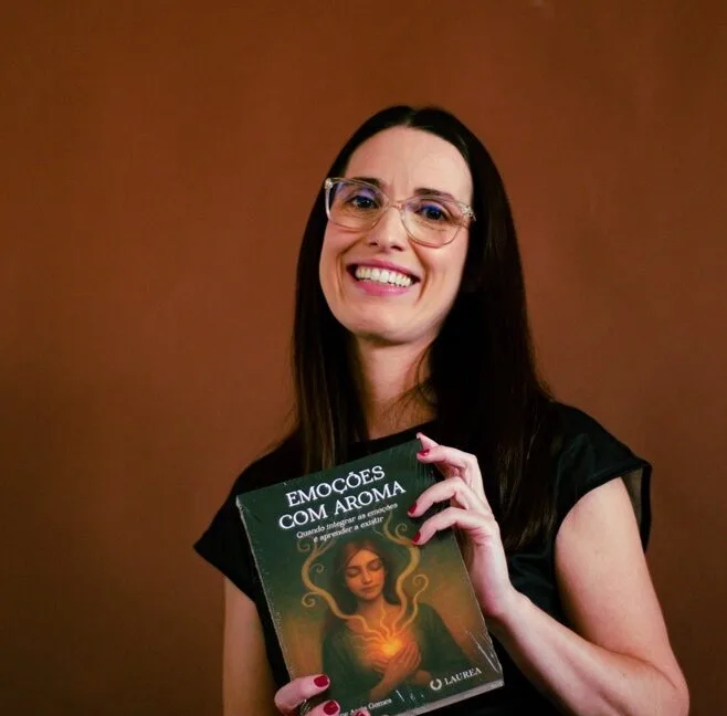 Itabirana Tatiane Assis Gomes lança o livro Emoções com Aroma