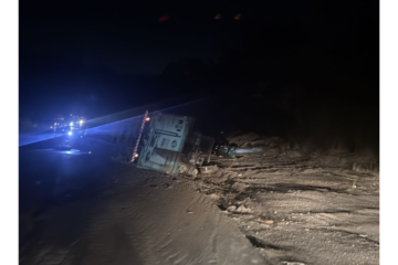 No início da noite deste domingo, carreta tomba na BR-381 e provoca mais de 10 km de congestionamento próximo a Caeté