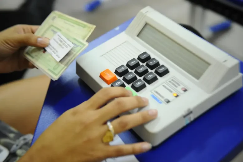 Senador Cleitinho lidera disputa para o governo de Minas Gerais em todos os cenários