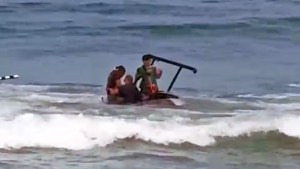 Helicóptero faz pouso forçado no mar da Barra da Tijuca e passageiros saem ilesos no Rio