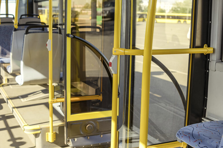 Idosa que caiu dentro de ônibus em Contagem será indenizada em R$20 mil