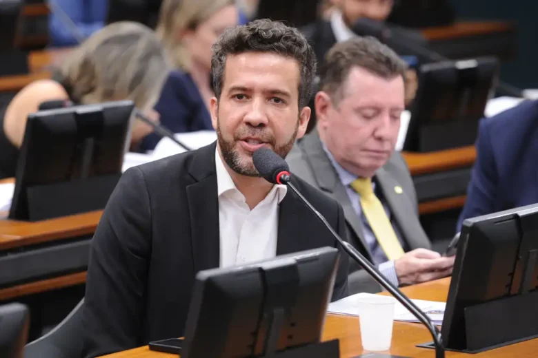 Defesa do ex-presidente  Bolsonaro apresenta queixa-crime ao STF contra Janones por calúnia e difamação