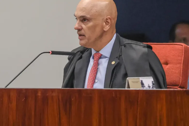 Alexandre de Moraes teria  voado  8 vezes em jatos de empresas de Vorcaro