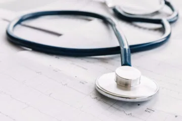 Médico terá que indenizar paciente por negligência após cirurgia de vesícula em Ferros