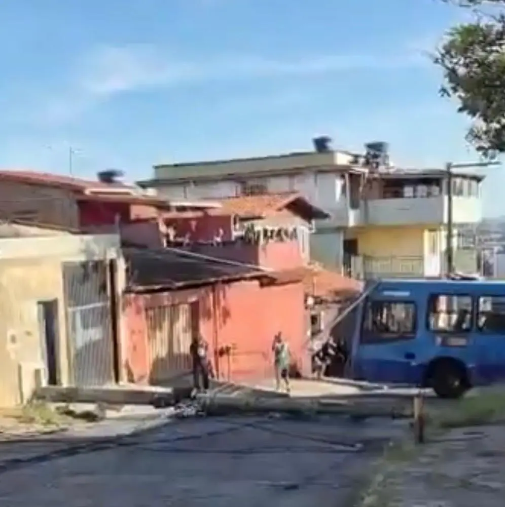 Ônibus bate em poste, invade casa e deixa moradores sem energia em BH
