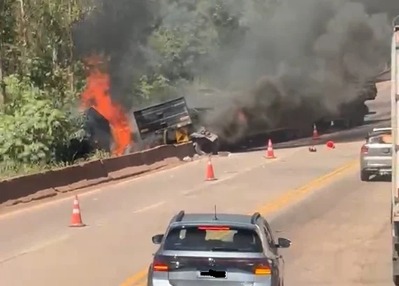 Motociclista morre carbonizado após colisão com carreta na BR-040