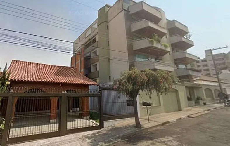 Muro de 13 metros em casa de Minas Gerais viraliza nas redes e reacende debate sobre privacidade e urbanismo