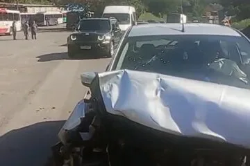 Colisão frontal entre carros deixa três feridos na BR-381, em Sabará