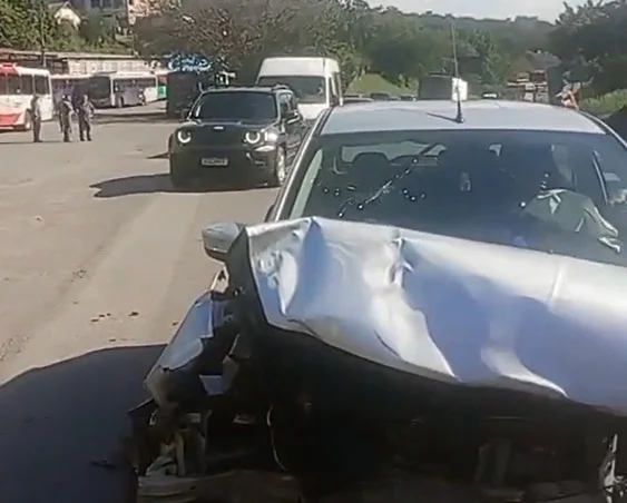 Colisão frontal entre carros deixa três feridos na BR-381, em Sabará