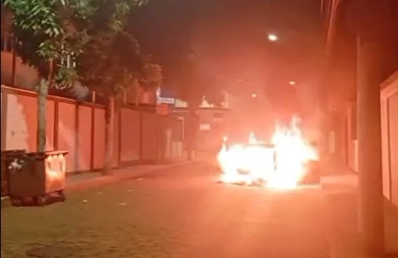 Carro é destruído por incêndio durante a madrugada em Barão de Cocais