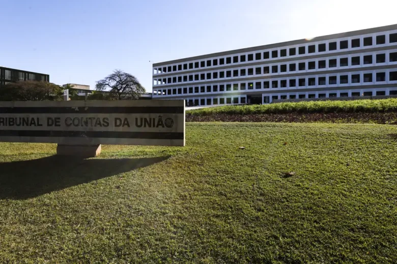 Oposição quer que TCU investigue uso de R$ 4,5 milhões em acervo privado de Lula