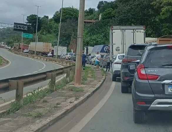 Motoristas enfrentam congestionamento na BR-381, em Ravena
