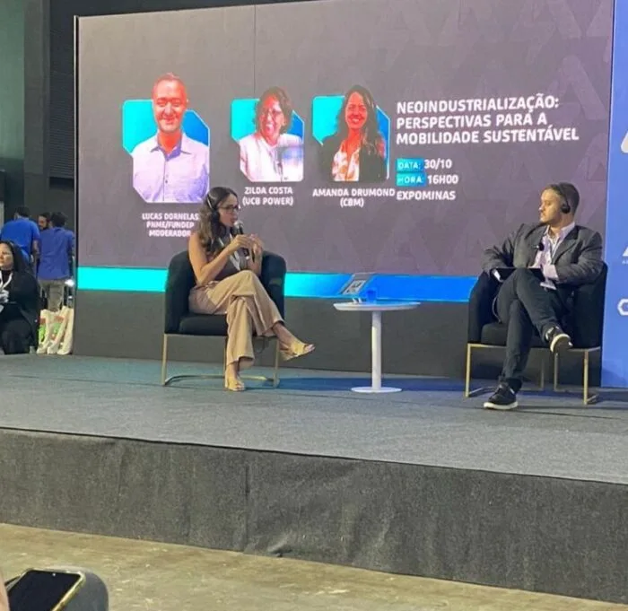 Amanda apresentando o painel em evento