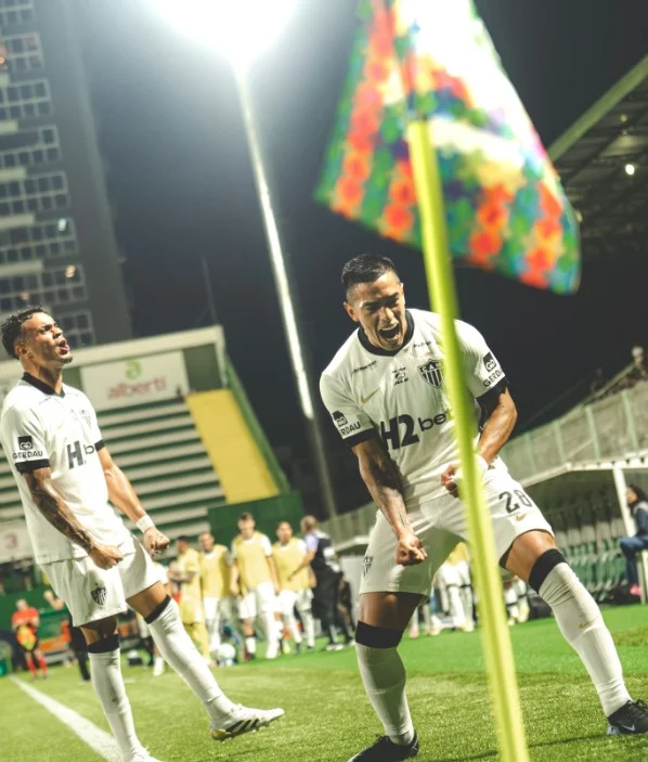 Galo domina, constrói vantagem cedo e goleia a Chapecoense por 4 a 0