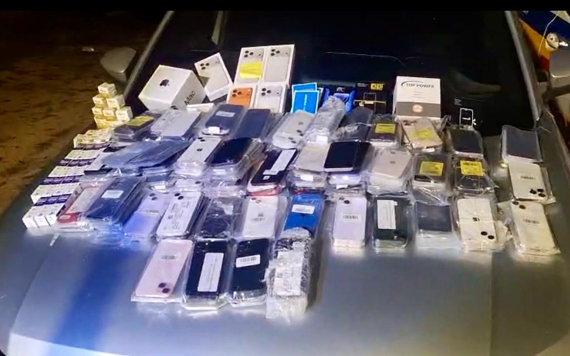 Polícia Federal e PM apreendem 251 celulares escondidos em painel de carro durante operação na Semana Santa em MG