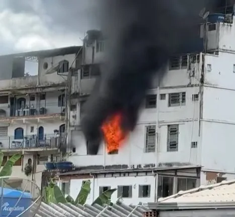 Chamas em prédio no bairro Loanda assustam moradores em João Monlevade