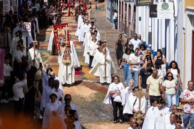 Tapetes coloridos e devoção marcam Procissão da Ressurreição em Ouro Preto