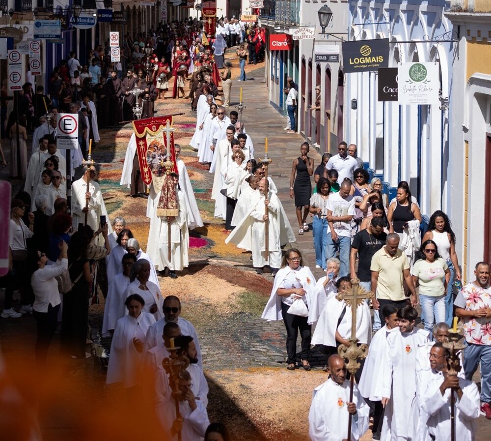 Tapetes coloridos e devoção marcam Procissão da Ressurreição em Ouro Preto