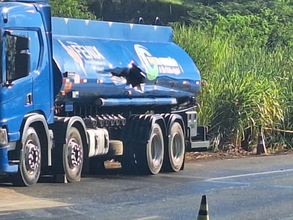 Acidente com caminhão-tanque provoca vazamento de 10 mil litros de combustível e interdita MG-434 em Itabira