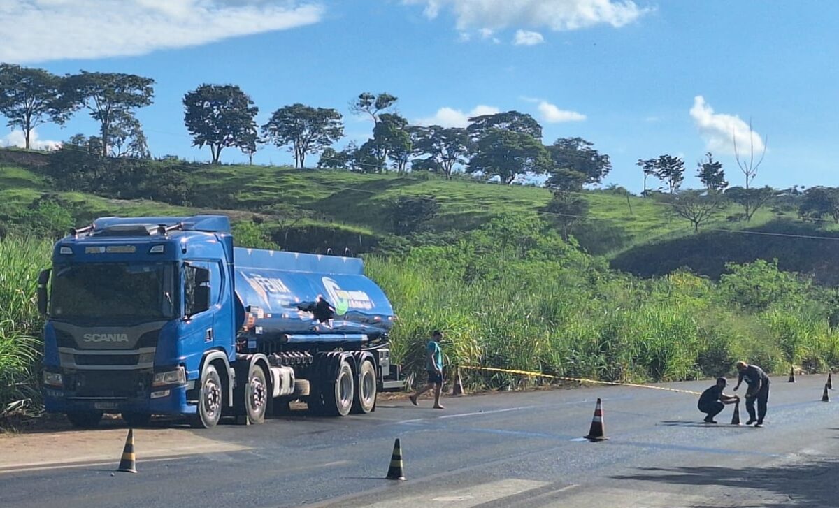 Acidente com caminhão-tanque provoca vazamento de 10 mil litros de combustível e interdita MG-434 em Itabira