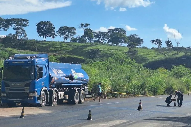 Acidente com caminhão-tanque provoca vazamento de 10 mil litros de combustível e interdita MG-434 em Itabira