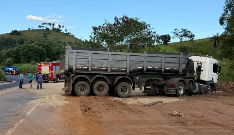 Acidente com caminhão-tanque provoca vazamento de 10 mil litros de combustível e interdita MG-434 em Itabira