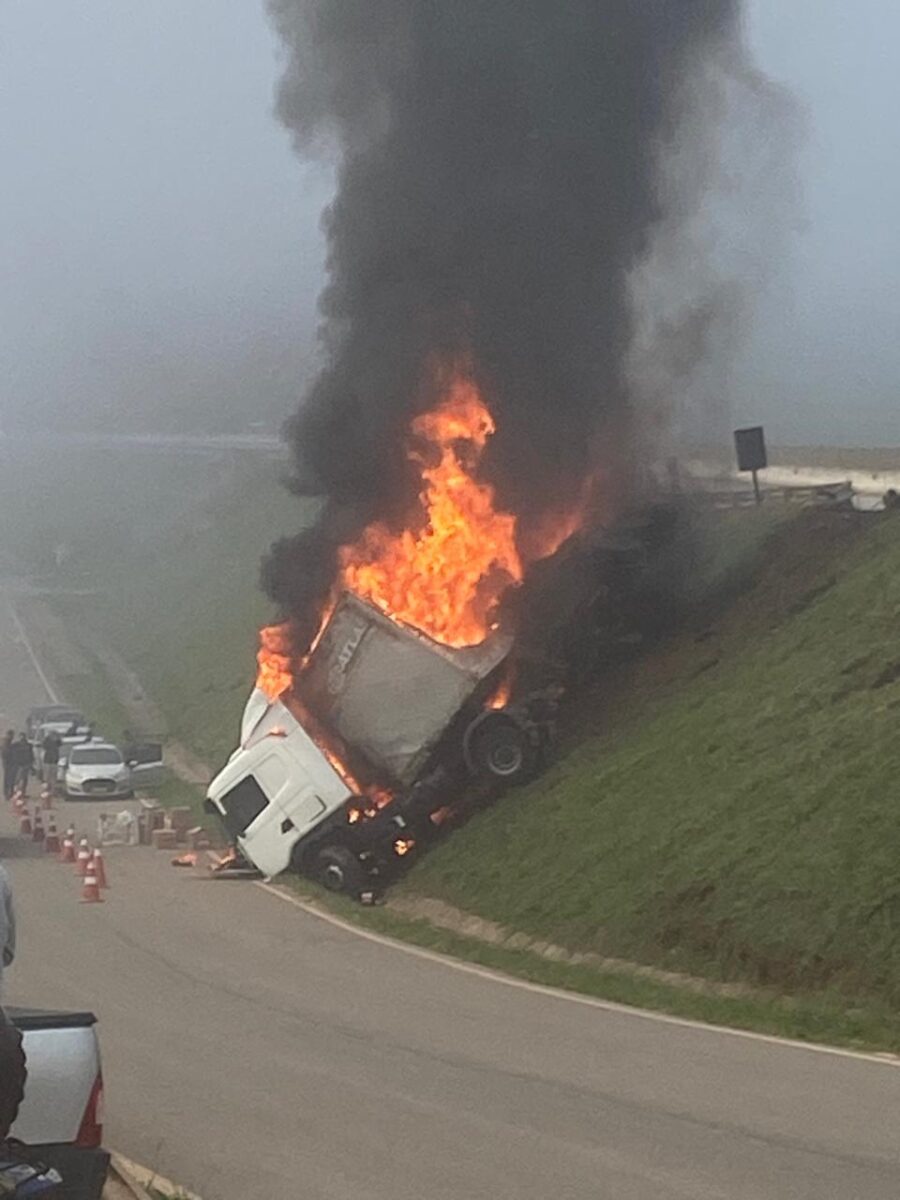 Carreta tomba, é saqueada e incendiada na BR-381, em Barão de Cocais