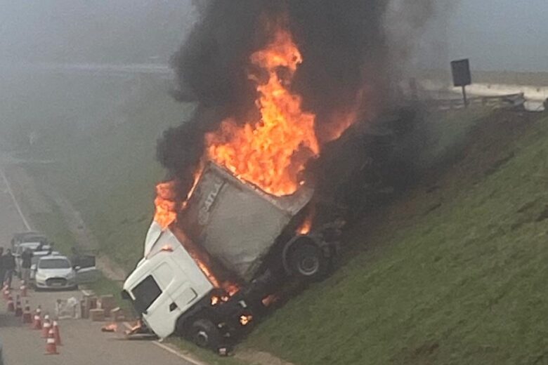 Carreta tomba, é saqueada e incendiada na BR-381, em Barão de Cocais