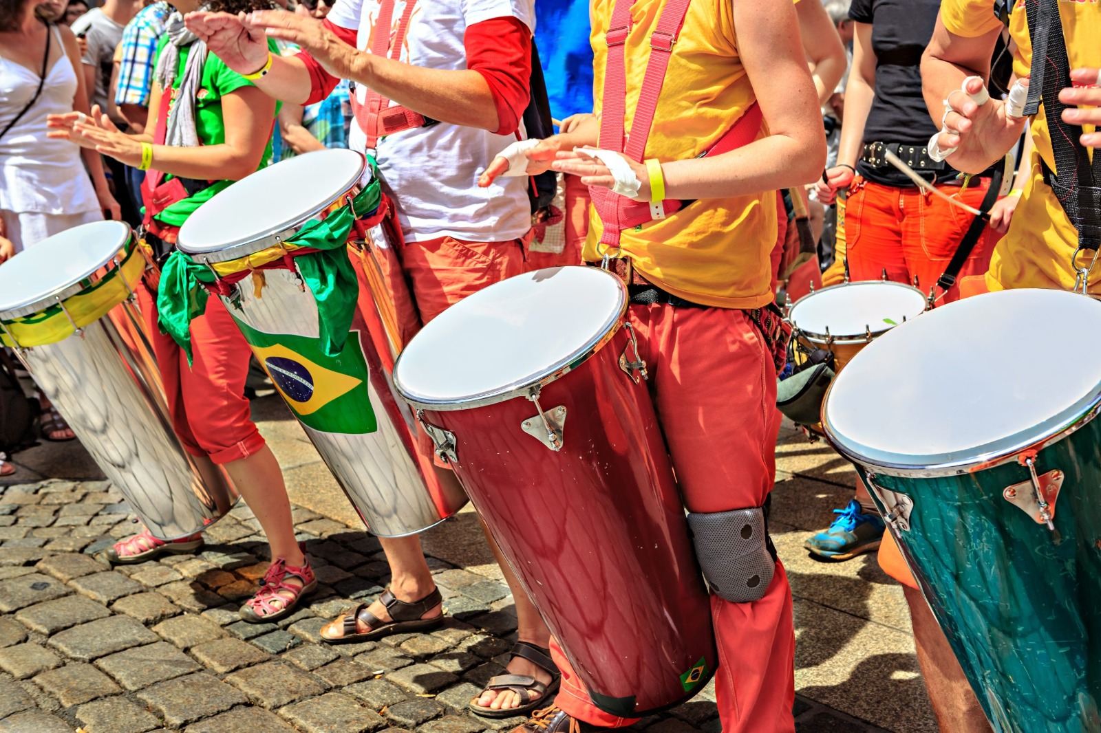 Instituto Alcântara promove oficina gratuita de percussão para estudantes da rede municipal, em Itabira