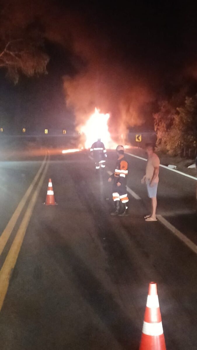 Ônibus é destruído por incêndio às margens da BR-381 em São Gonçalo do Rio Abaixo