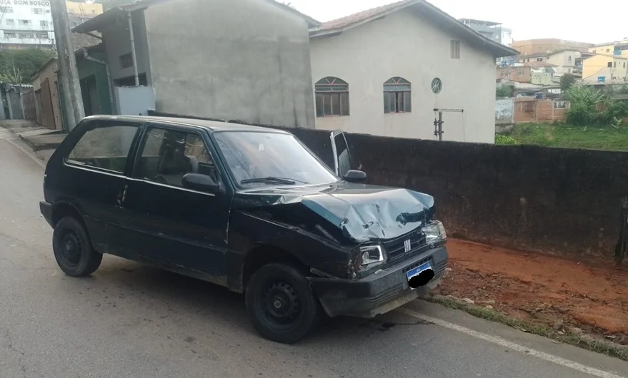Fiat Uno bate na traseira de ônibus no bairro Água Fresca e motorista abandona veículo após acidente em Itabira