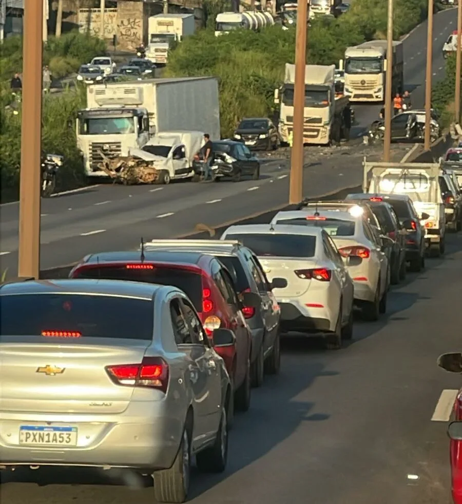 Acidentes com morte e feridos interditam o Anel Rodoviário de BH na manhã desta quarta-feira