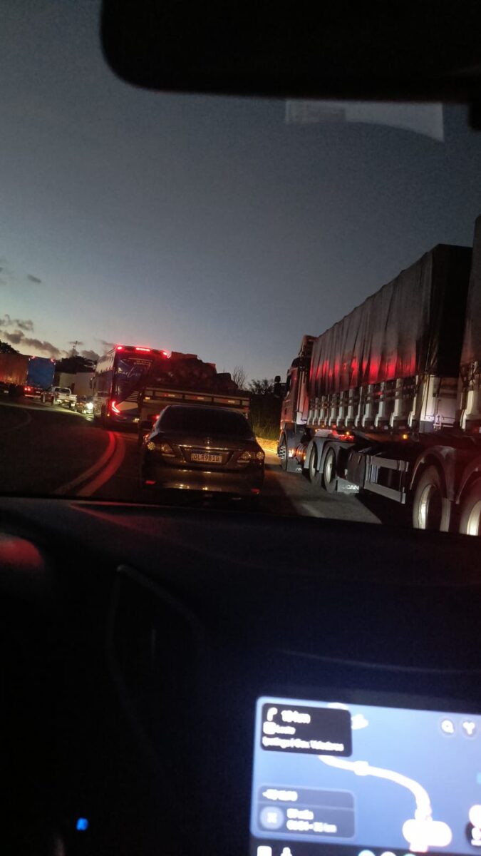 Carreta com carga de arame tomba na BR-381 e provoca congestionamento de 2 km em São Gonçalo do Rio Abaixo
