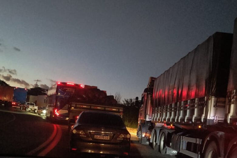 Carreta com carga de arame tomba na BR-381 e provoca congestionamento de 2 km em São Gonçalo do Rio Abaixo