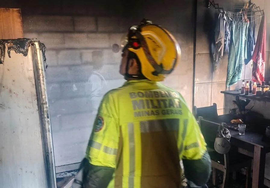 Incêndio em geladeira mobiliza Bombeiros em João Monlevade