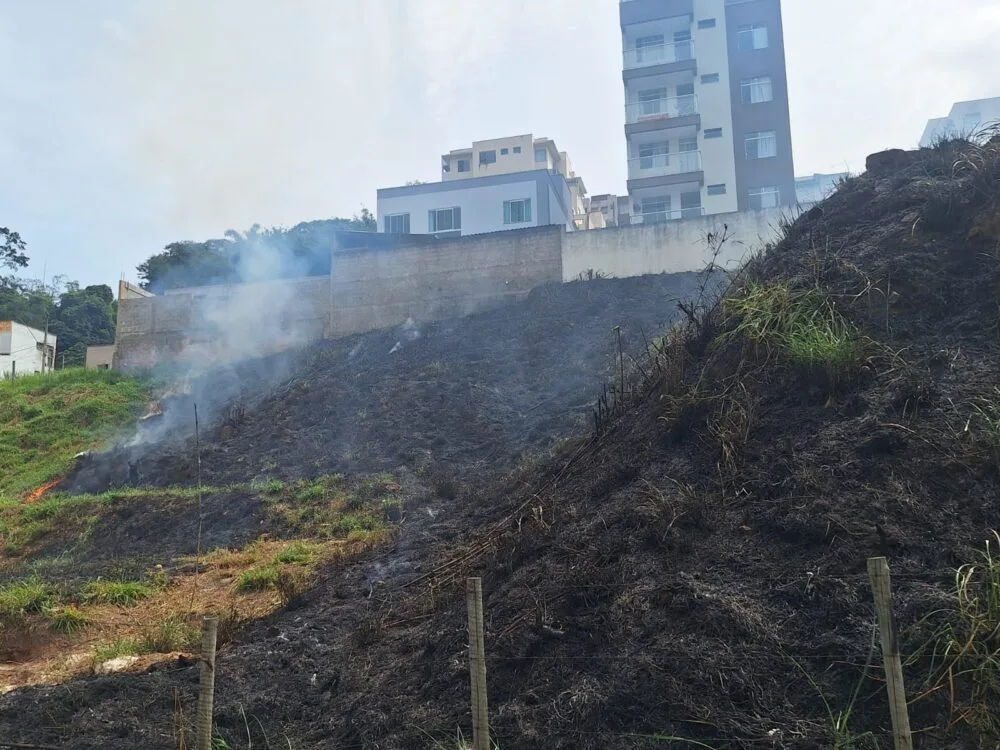 Incêndio em lote mobiliza Corpo de Bombeiros na avenida Cristina Gazire, em Itabira
