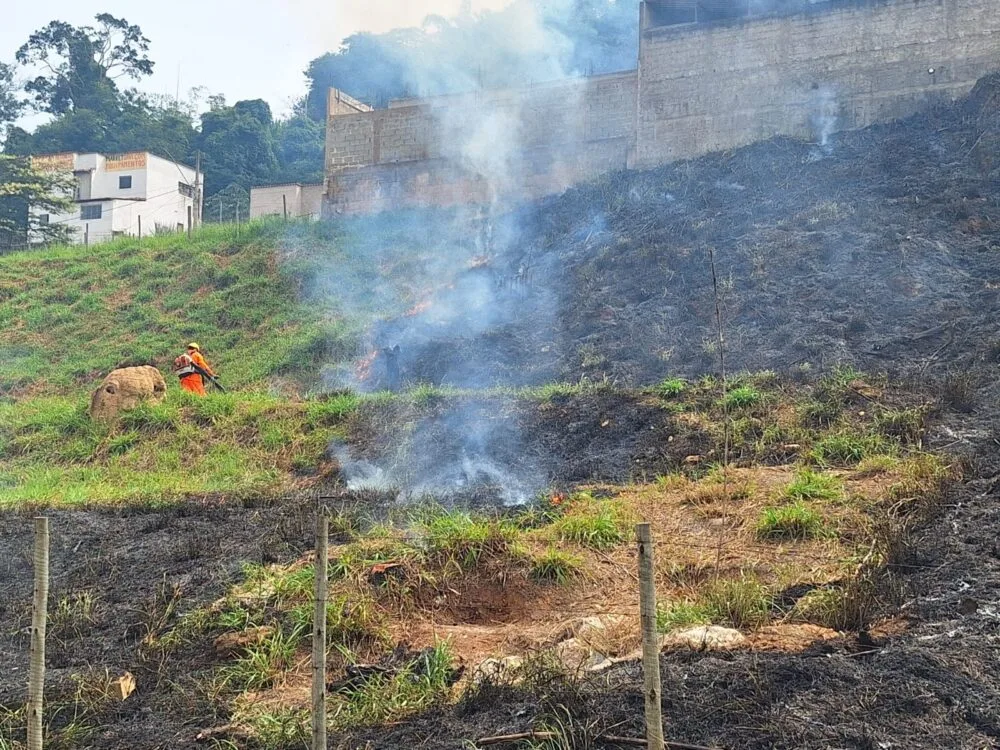 Incêndio em lote mobiliza Corpo de Bombeiros na avenida Cristina Gazire, em Itabira