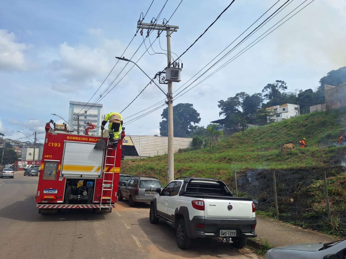 Incêndio em lote mobiliza Corpo de Bombeiros na avenida Cristina Gazire, em Itabira