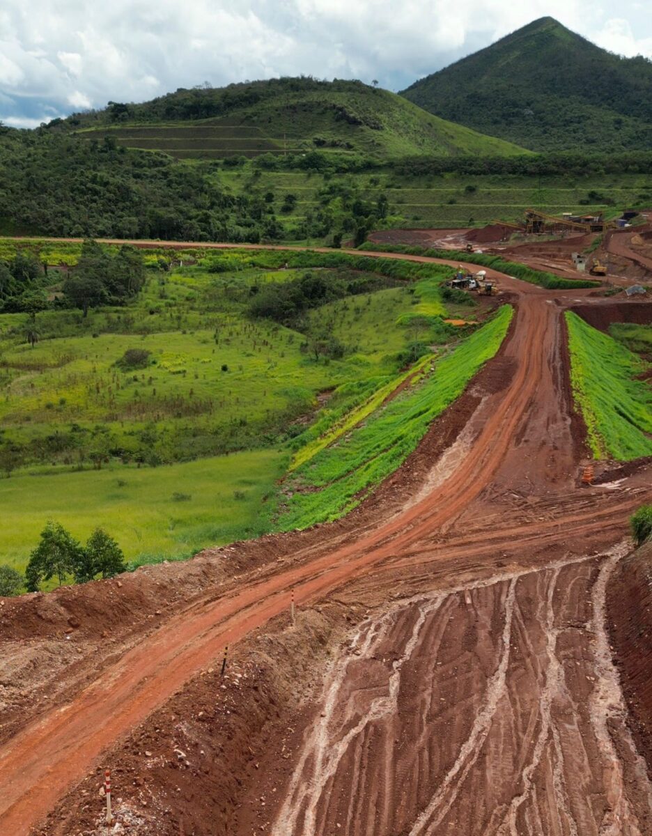 Prefeito Geraldo Abade recebe governador de Minas Gerais para visita às obras da MGC-262, em Barão de Cocais