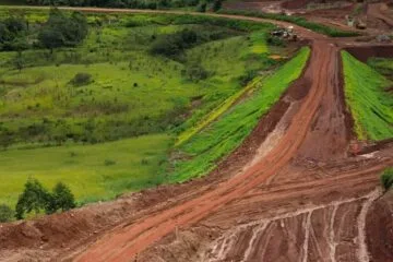 Prefeito Geraldo Abade recebe governador de Minas Gerais para visita às obras da MGC-262, em Barão de Cocais