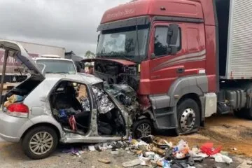 Seis pessoas da mesma família morrem em colisão frontal contra carreta em MG