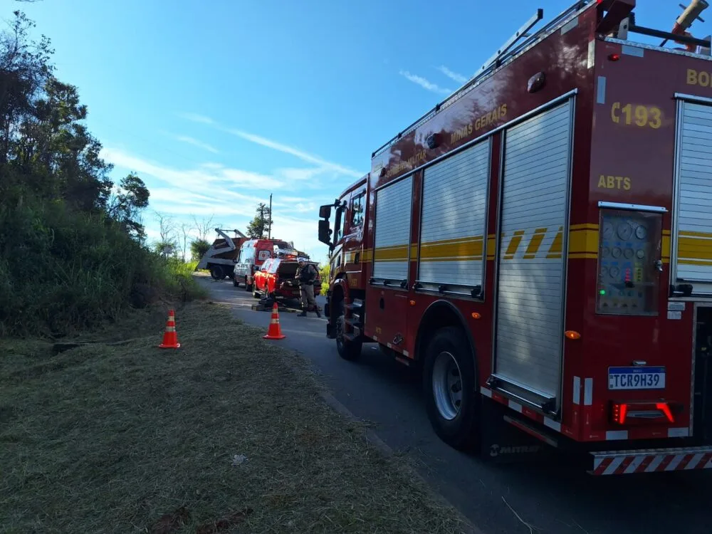 Motorista é retirado das ferragens após acidente entre caminhões próximo ao aterro sanitário de Itabira
