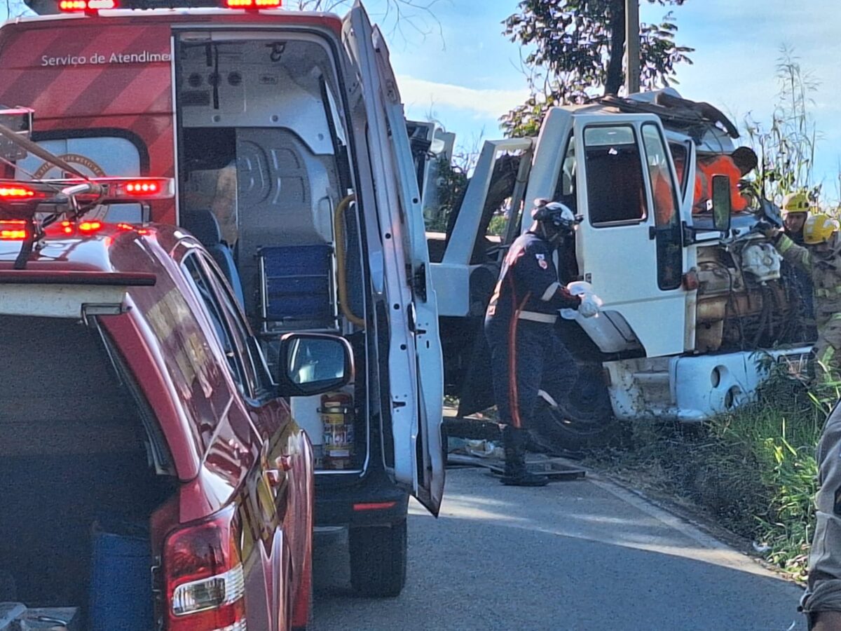Motorista é retirado das ferragens após acidente entre caminhões próximo ao aterro sanitário de Itabira