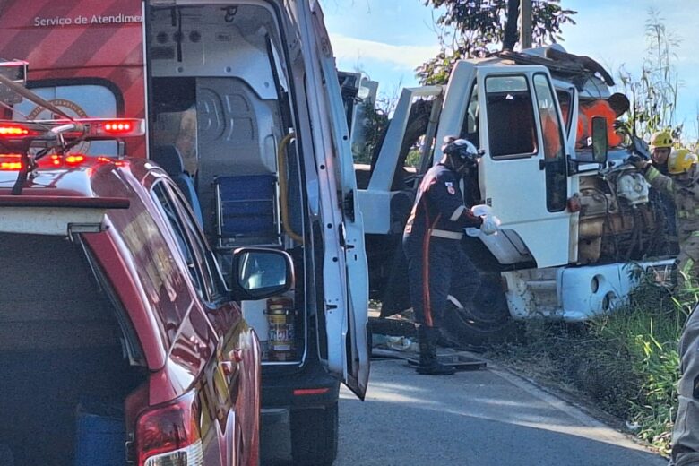 Motorista é retirado das ferragens após acidente entre caminhões próximo ao aterro sanitário de Itabira