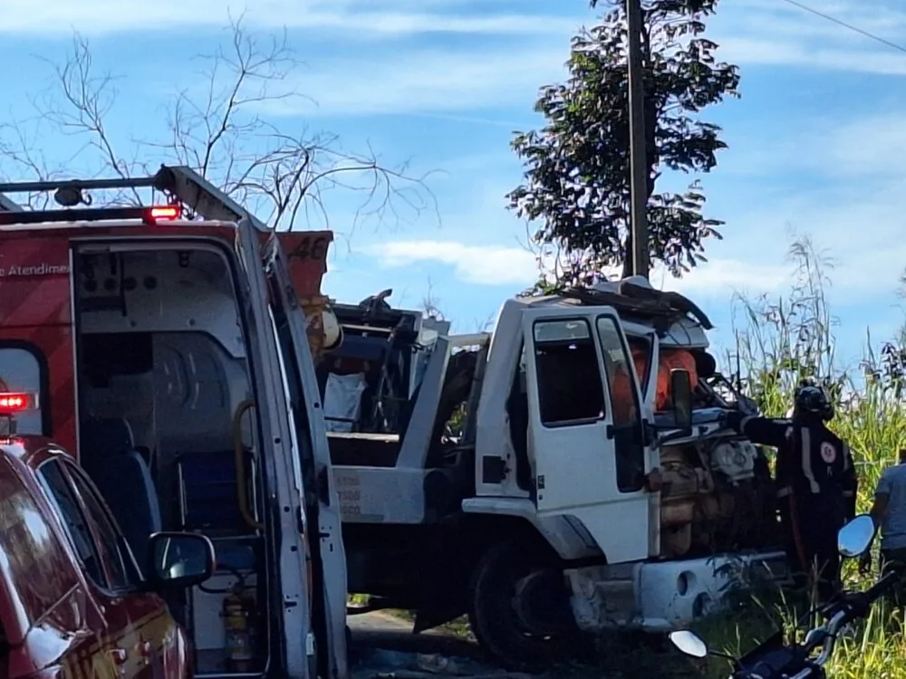 Motorista é retirado das ferragens após acidente entre caminhões próximo ao aterro sanitário de Itabira